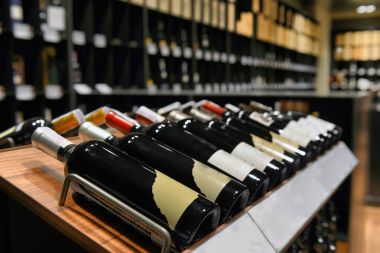 satır raf gıda süpermarkette Satılık şarap şişe