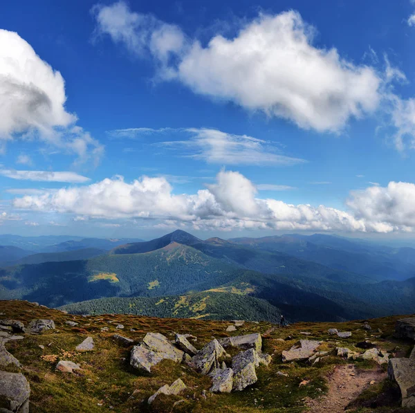 Paesaggio carpatico e vista della montagna Goverla — Foto Stock