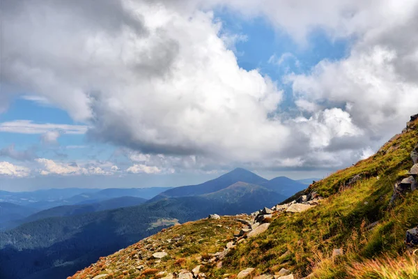 Paesaggio carpatico e vista della montagna Goverla — Foto Stock