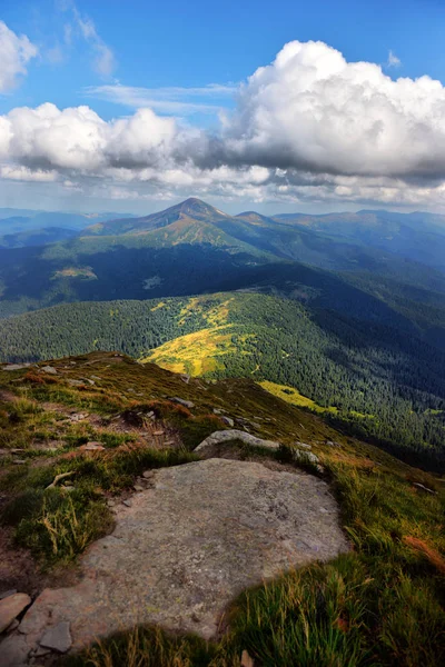 Paesaggio carpatico e vista della montagna Goverla — Foto Stock