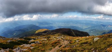 Mavi gökyüzü ve bulutlar, Karpat Dağları sonbahar yatay,