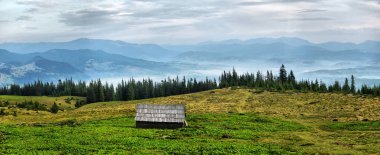 Mavi gökyüzü ve bulutlar, Karpat Dağları sonbahar yatay