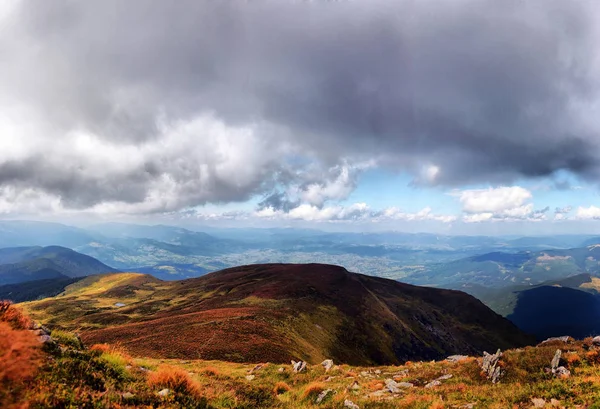 Montagne carpatiche paesaggio autunnale con cielo blu e nuvole — Foto Stock