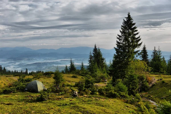 Карпатские горы осенний пейзаж с голубым небом и облаками — стоковое фото