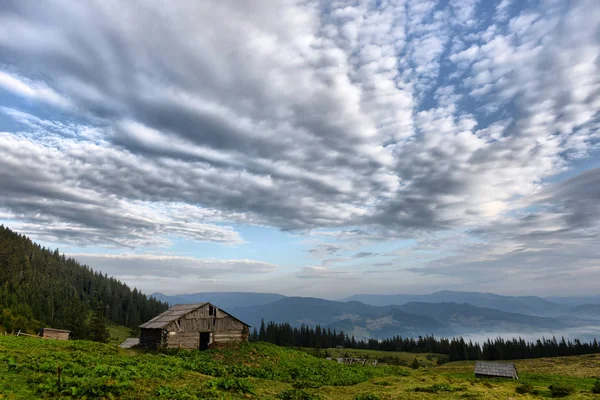 Montagne carpatiche paesaggio autunnale con cielo blu e nuvole — Foto Stock