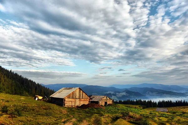 Mavi gökyüzü ve bulutlar, Karpat Dağları sonbahar yatay