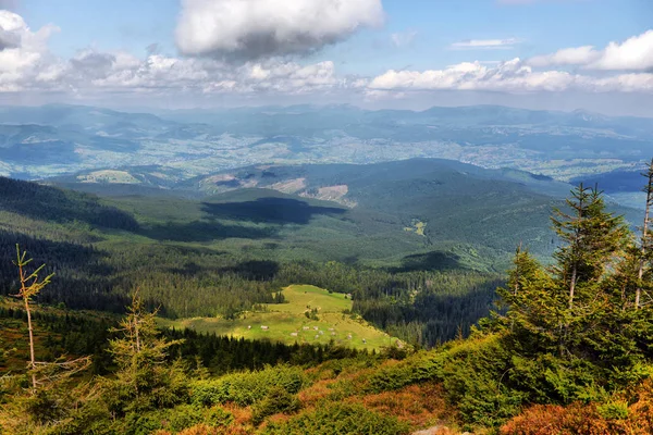 Montagne carpatiche paesaggio autunnale con cielo blu e nuvole , — Foto Stock