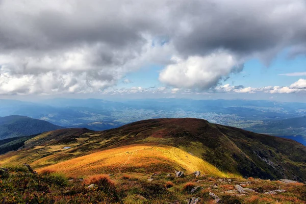 Montagne carpatiche paesaggio autunnale con cielo blu e nuvole — Foto Stock