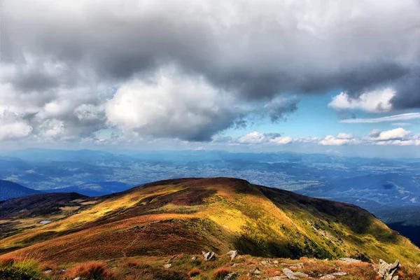 Montagne carpatiche paesaggio autunnale con cielo blu e nuvole , — Foto Stock