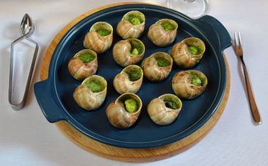 üzüm salyangoz tereyağı ve baharatlar ile pişmiş