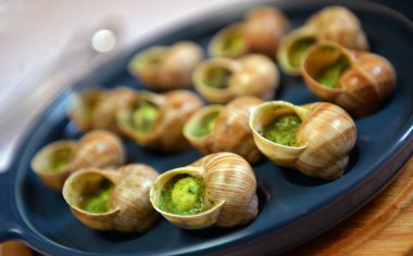 üzüm salyangoz tereyağı ve baharatlar ile pişmiş