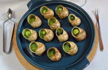 üzüm salyangoz tereyağı ve baharatlar ile pişmiş