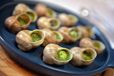 üzüm salyangoz tereyağı ve baharatlar ile pişmiş