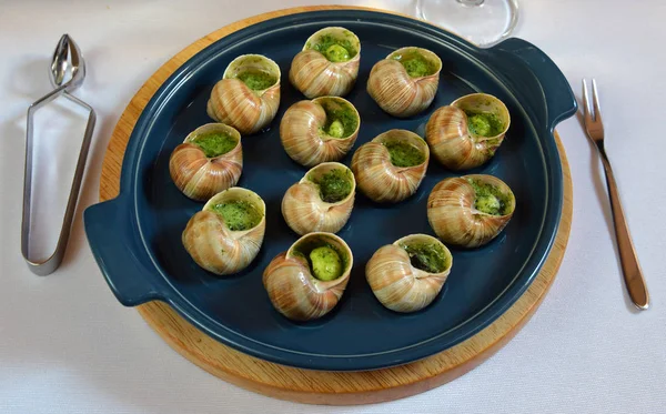 üzüm salyangoz tereyağı ve baharatlar ile pişmiş