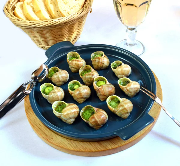 üzüm salyangoz tereyağı ve baharatlar ile pişmiş