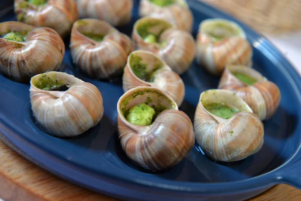 üzüm salyangoz tereyağı ve baharatlar ile pişmiş