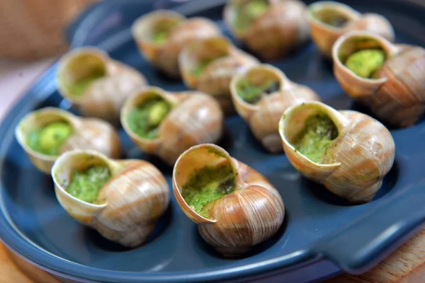 üzüm salyangoz tereyağı ve baharatlar ile pişmiş