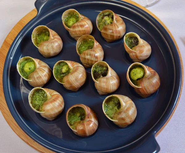 üzüm salyangoz tereyağı ve baharatlar ile pişmiş