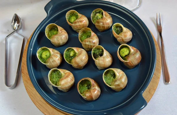 üzüm salyangoz tereyağı ve baharatlar ile pişmiş