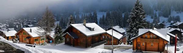 Alpejskie krajobrazy zimy na wsi — Zdjęcie stockowe