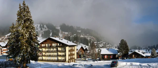 Paysage alpin hivernal à la campagne — Photo