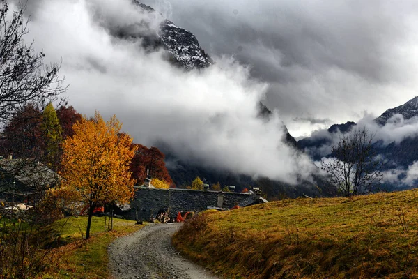 Autumn Alpine landscape with clouds and fog — Stock Photo, Image