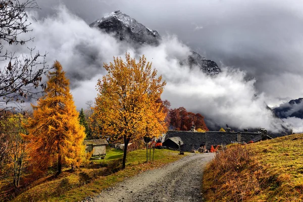 Autumn Alpine landscape with clouds and fog — Stock Photo, Image