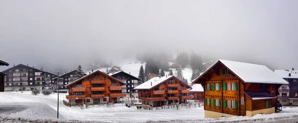 Paysage alpin hivernal à la campagne — Photo