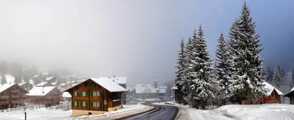 Paysage alpin hivernal à la campagne — Photo