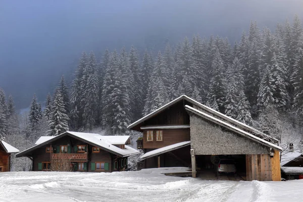 Paysage alpin hivernal à la campagne — Photo