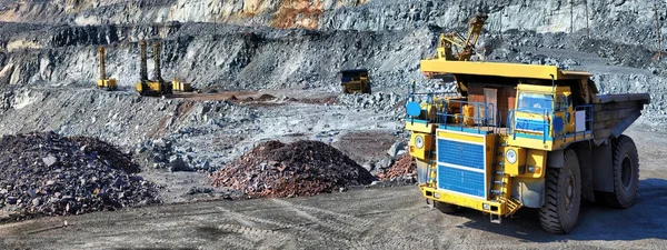 대형 덤프 트럭 opencast 광산에서 철 광 석 운반 — 스톡 사진