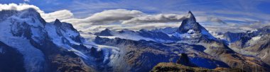 Matterhorn yakınındaki panorama dağ aralığının şaşırtıcı görünümü 