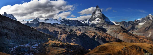 Adembenemend uitzicht op de panorama-bergketen in de buurt van de Matterhorn — Stockfoto