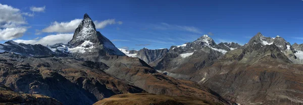 Adembenemend uitzicht op de panorama-bergketen in de buurt van de Matterhorn — Stockfoto