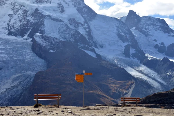 Señalización en Matterhorn Suiza con indicaciones para varios hola — Foto de Stock
