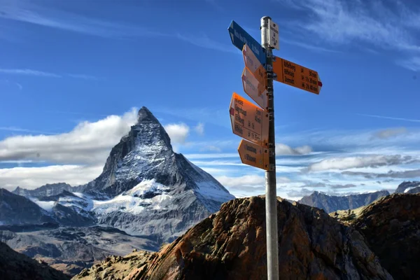 Señalización en Matterhorn Suiza con indicaciones para varios hola — Foto de Stock