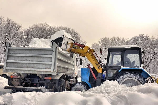 Cleaning and snow loading — Stock Photo, Image