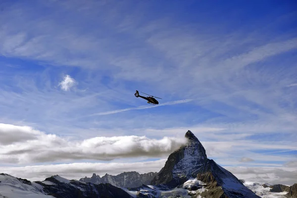 Escue helicopter over the Matterhorn mountain — Stock Photo, Image