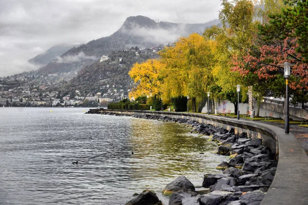 Kajen i Montreux under hösten. Schweiz — Stockfoto