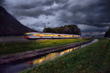 Alpler'de akşam tren