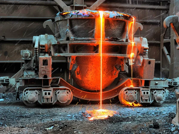 Ollas viejas de eliminación de escoria montadas en plataformas ferroviarias en piel de chorro —  Fotos de Stock