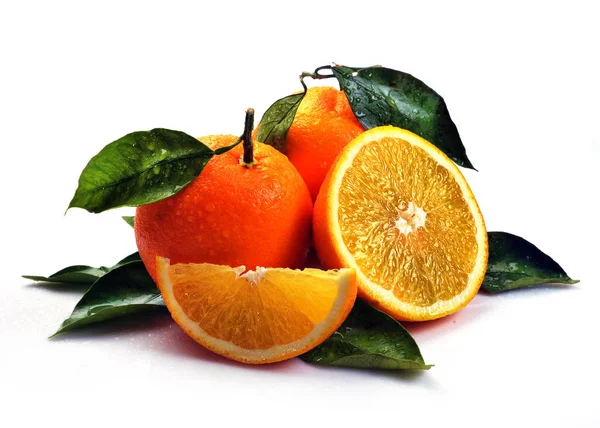 Naranjas enteras y rodajas con gotitas de agua —  Fotos de Stock