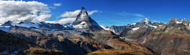 Matterhorn yakınındaki panorama dağ aralığının şaşırtıcı görünümü 