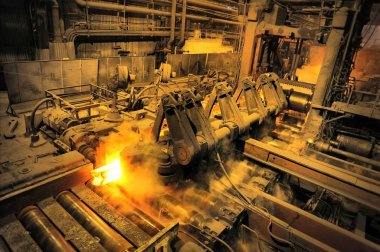 Metal çelik üretim atölyesinde sıcak haddehane