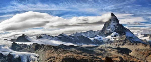 Csodálatos kilátás nyílik a panoráma-hegység közelében a Matterhorn-hegyre — Stock Fotó