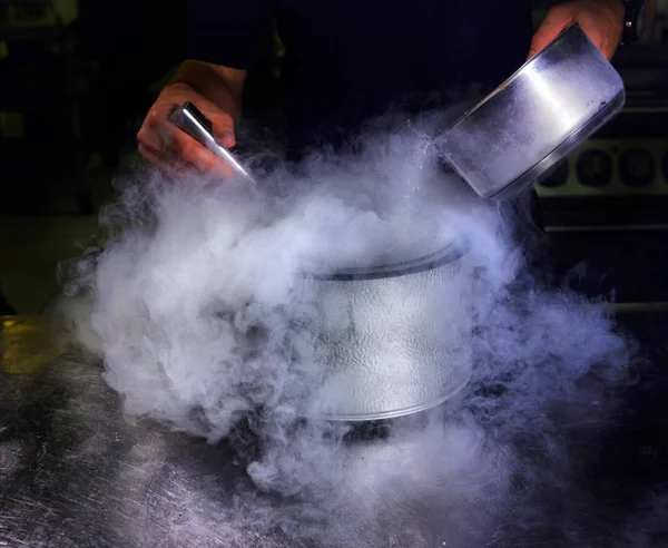 Chef is making ice cream with liquid nitrogen — Stock Photo, Image