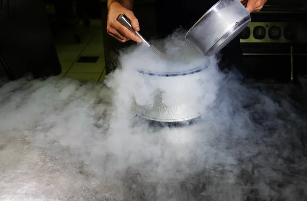 Chef is making ice cream with liquid nitrogen — Stock Photo, Image
