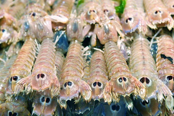 Los camarones crudos en el hielo en la tienda de pescado en venta — Foto de Stock