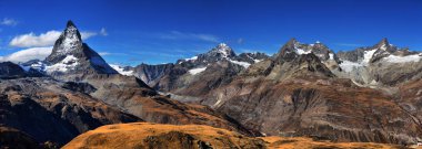 Matterhorn yakınındaki panorama dağ aralığının şaşırtıcı görünümü 