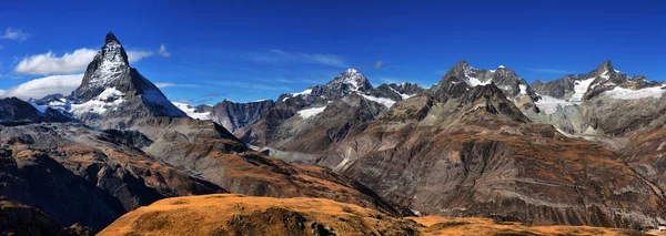 Adembenemend uitzicht op de panorama-bergketen in de buurt van de Matterhorn — Stockfoto